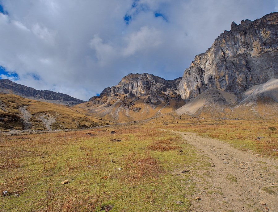 Soi Yaksa Trail Leads Through Breathtaking Alpine Landscapes