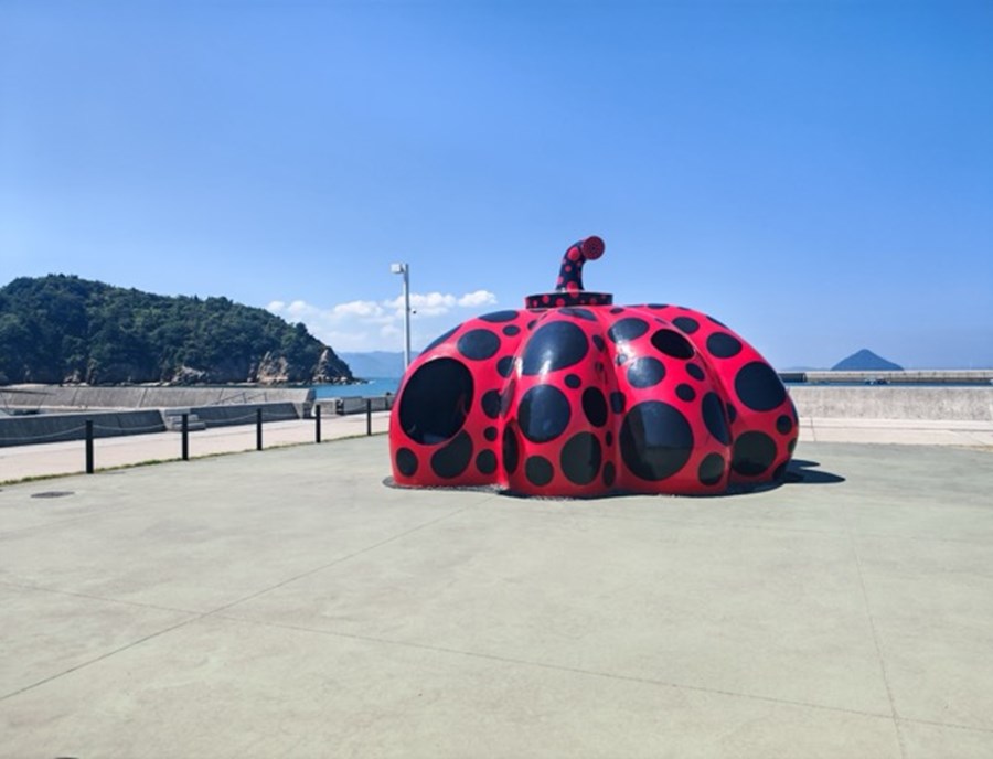 Naoshima Yayoi Red Pumpkin