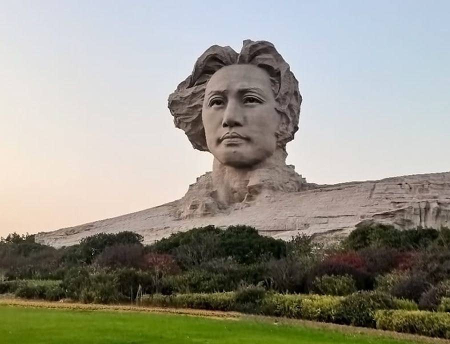 Admire The Impressive Young Mao Zedong Statue