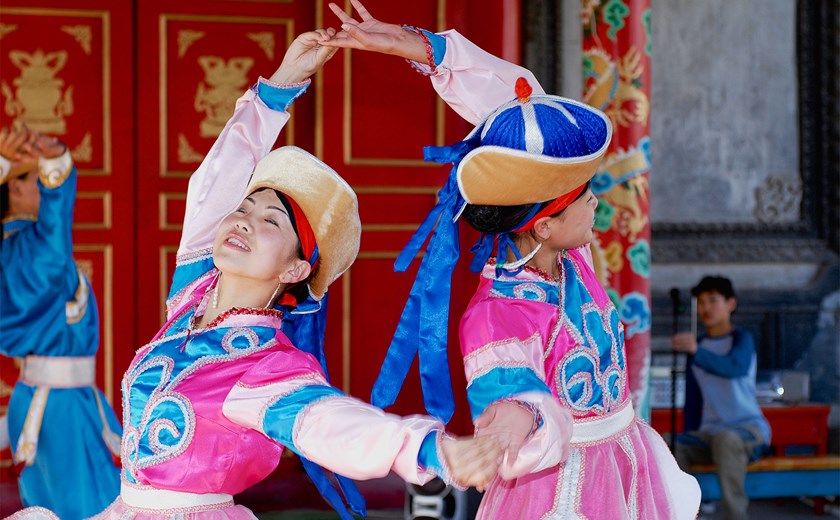 Be enchanted by a traditional Mongolian folklore concert