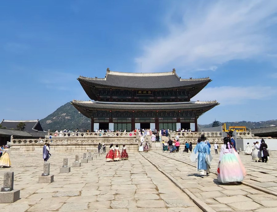 Step Into Korean History At Gyeongbokgung Palace, Made Even More Magical In A Beautiful Hanbok