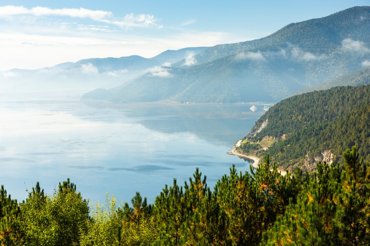 Enjoy Erhai Lake views beneath clear skies and blooming spring landscapes