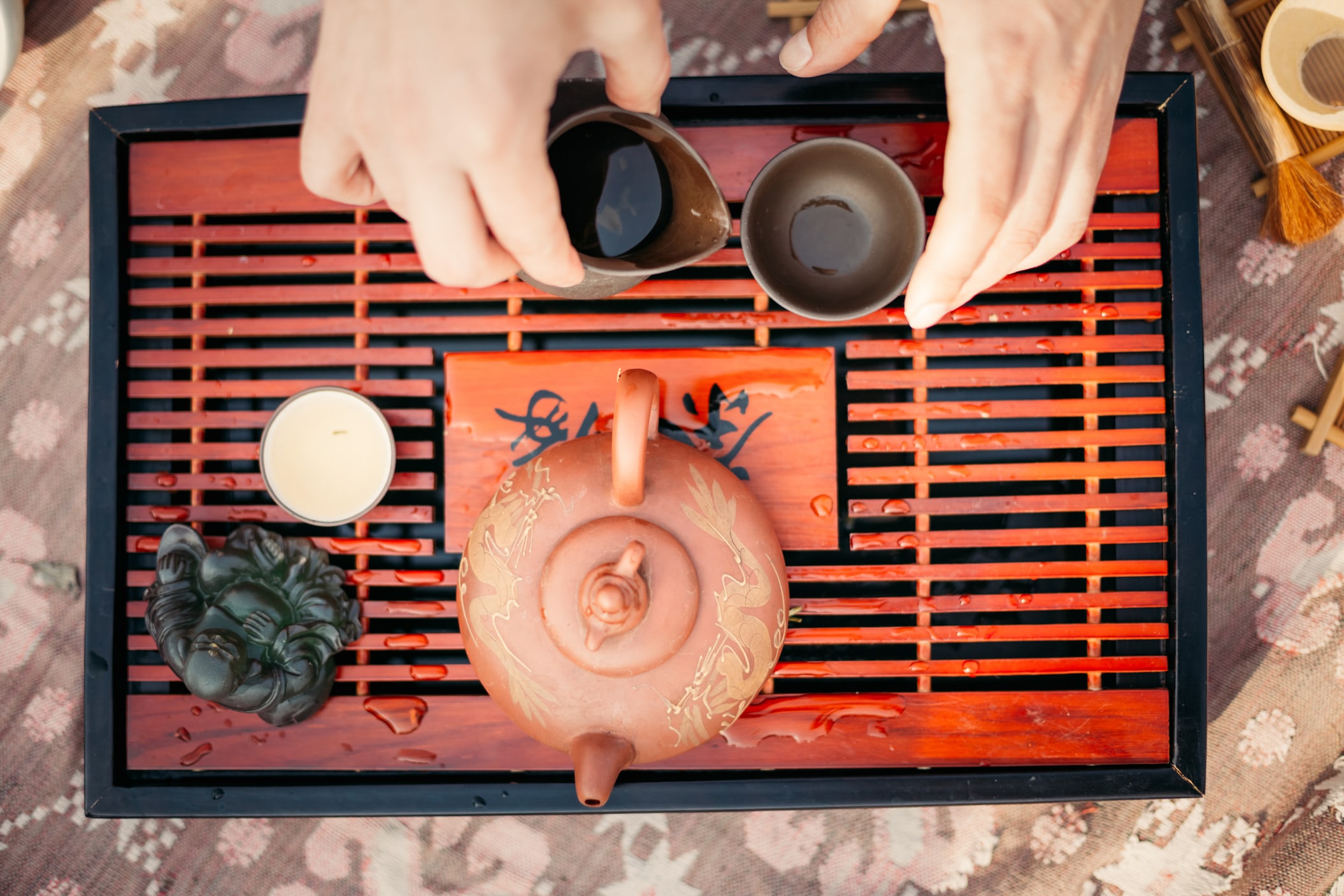 Discover hospitality through delicate tea, careful gestures and meaningful traditions
