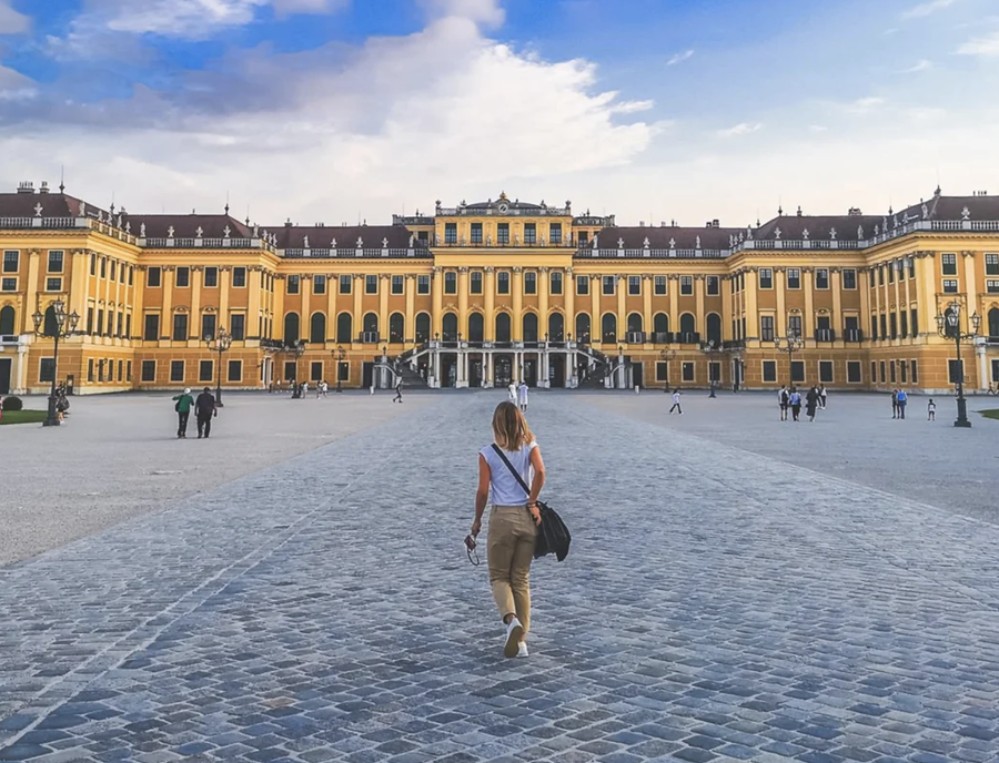 Schonbrunn Palace Vienna.png