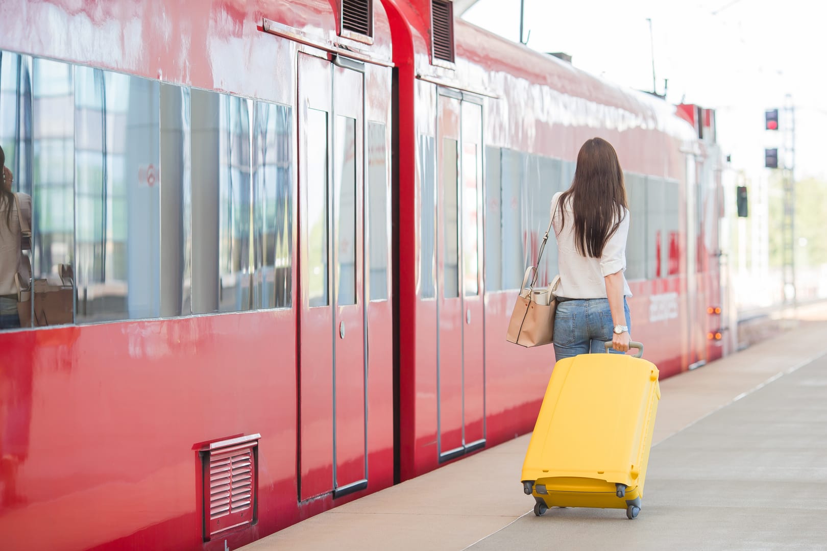 Tokyo Station Guiding Travellers With Smart, Lightweight Luggage
